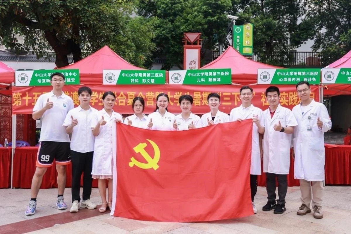 张贤涛(左二)参与“三下乡”社会实践  乳源瑶族自治县义诊活动